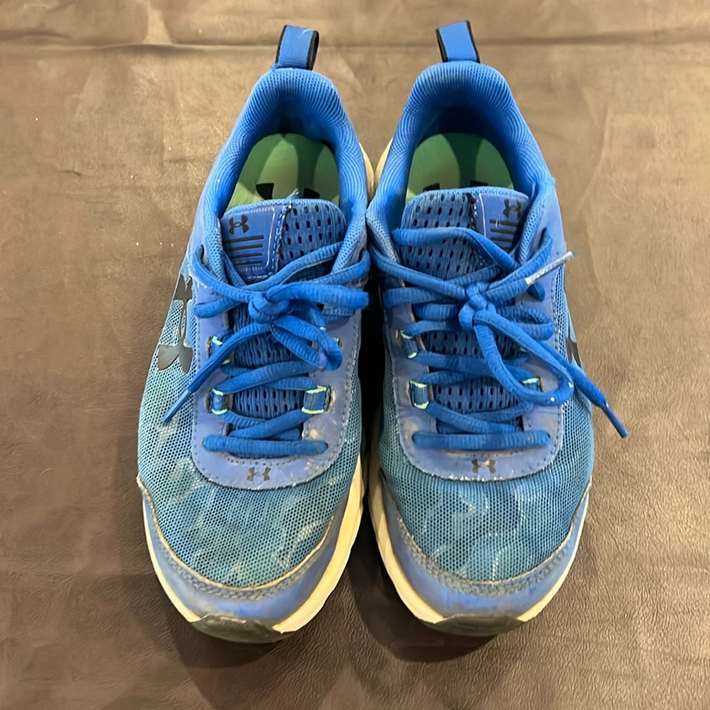 boys size 4 under armour shoe